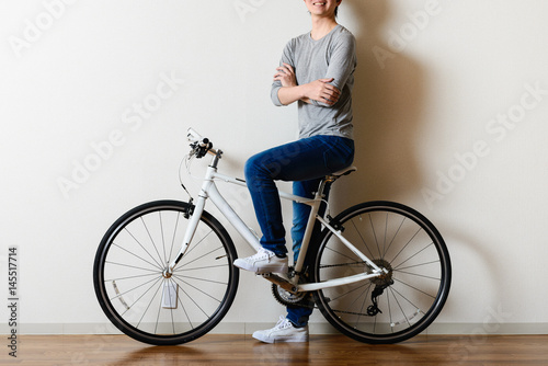 自転車と男性