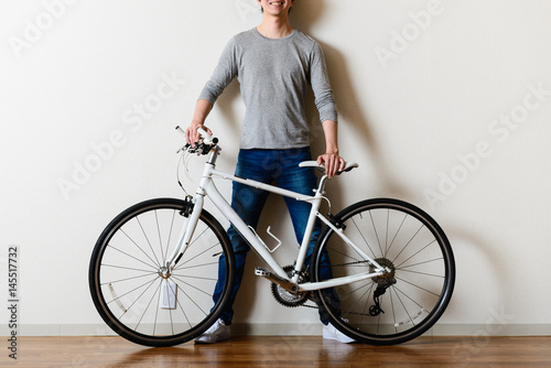 自転車と男性
