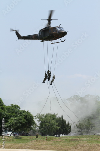 ヘリコプターからラぺリング降下する陸上自衛隊員 photo