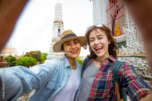 Photography Girlfriends take a selfie at Wat pho in Thailand