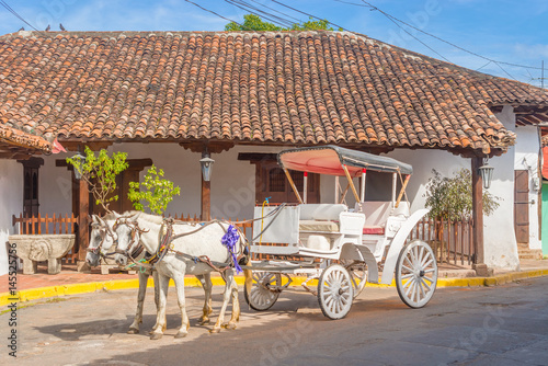 Fotografiet Horse carriage at the street in Granada, Nicaragua