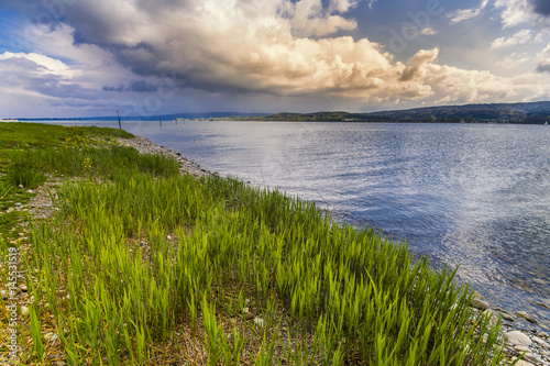 Seeufer am schönen Bodensee mit kraftvoller Wolkenstimmung 