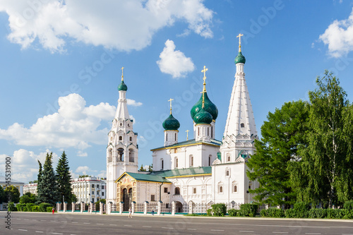 Храм Ильи Пророка в Ярославле в летний солнечный день
