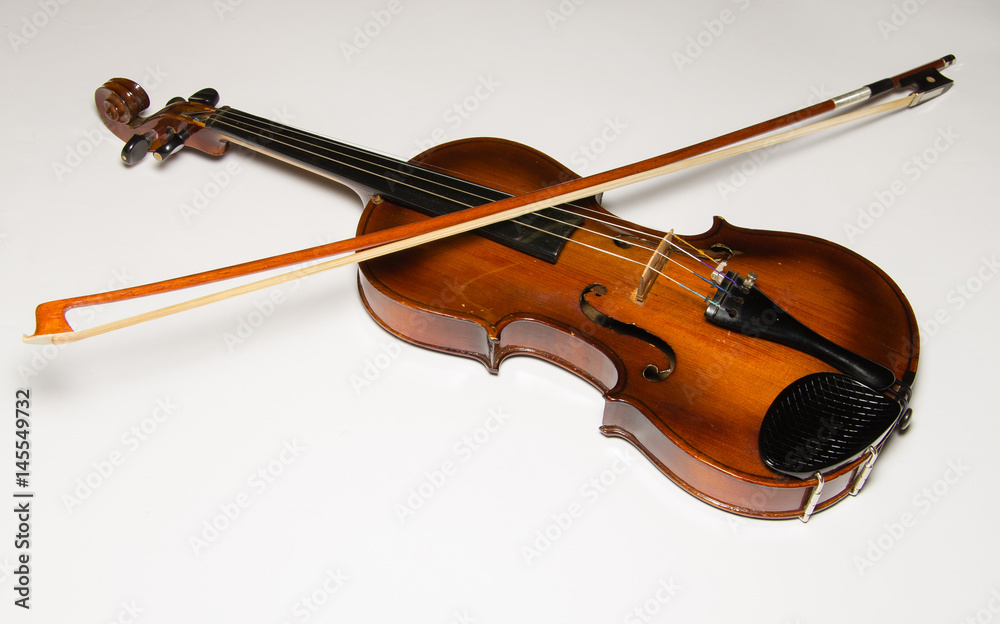 Antico violino in legno di liuteria isolato Antico violino in legno di liuteria isolato