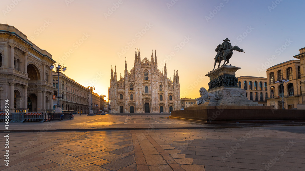 Fototapeta premium Duomo Milan at sunrise