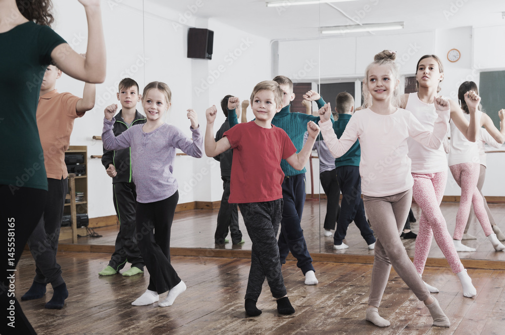Fototapeta premium children studying contemp dance