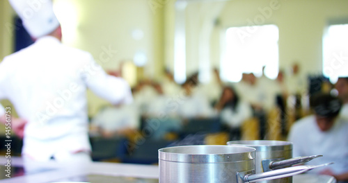 Fotografi blurred chef teacher is teaching to his student how to become a traditional and