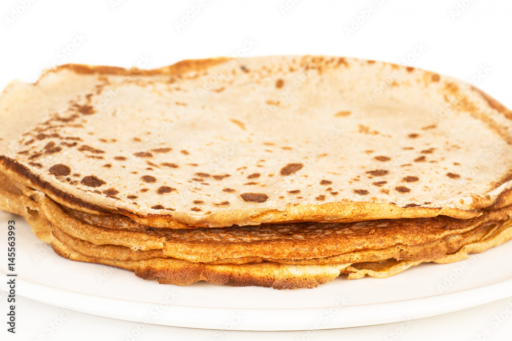 Crepes sobre plato blanco. Vista de frente Crepes sobre plato blanco. Vista de frente