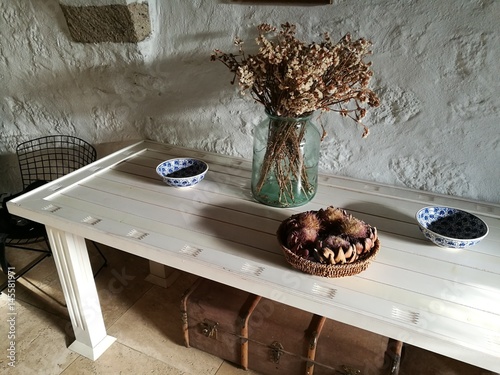 Vase aus Glas mit Trockenblumenstrauß auf dem Sideboard in einem Landhaus in Alacati bei Cesme am Ägäischen Meer in der Provinz Izmir in der Türkei photo