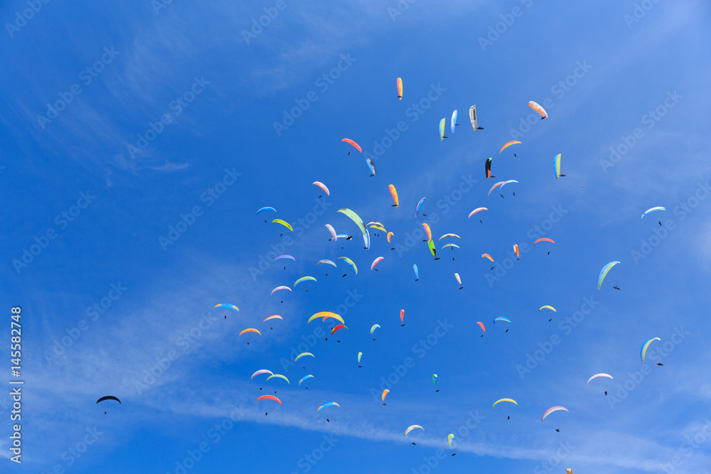 Obraz premium many paragliders on the sky