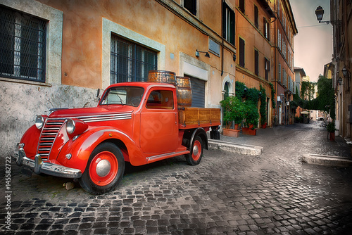 Obraz na płótnie Red car in Trastevere w salonie