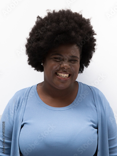 Mulher negra de black power sorrindo photo