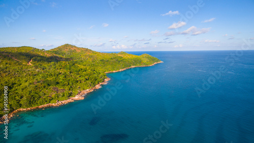 Luftbild  K  stenlandschaft von Praslin  Seychellen