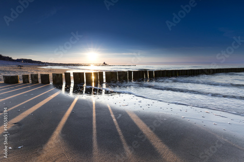 Fototapeta Naklejka Na Ścianę i Meble -  Seebrücke Zingst mit Tauchgondel im Sonnenuntergang