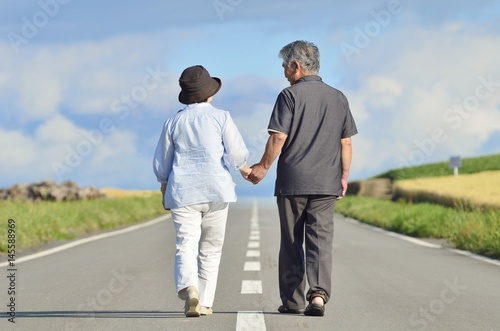 Cuadro en lienzo 手をつないで一本道を歩くシニアの日本人夫婦