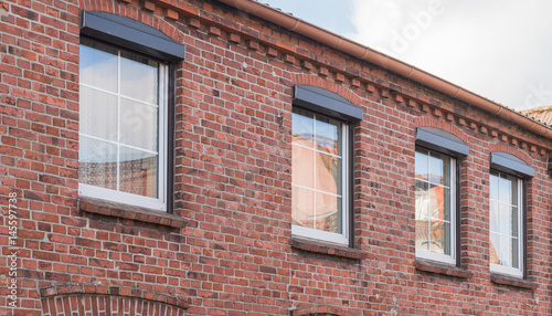 Fenster in einer Backsteinfassade