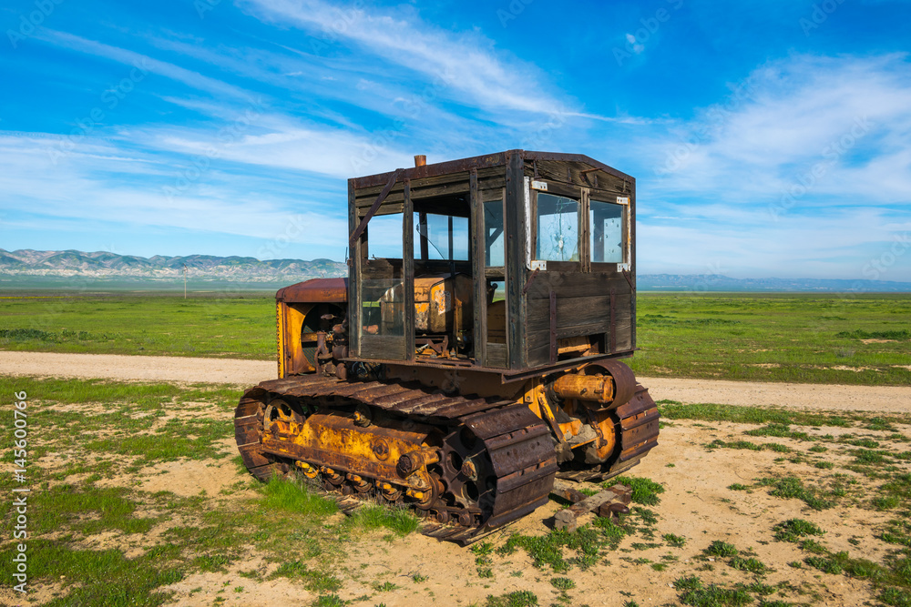 Obraz premium Old farming machinery in Carrizo Plain National Monument, San Andreas Fault (boundary between the Pacific Plate and the North American Plate), California USA, North America