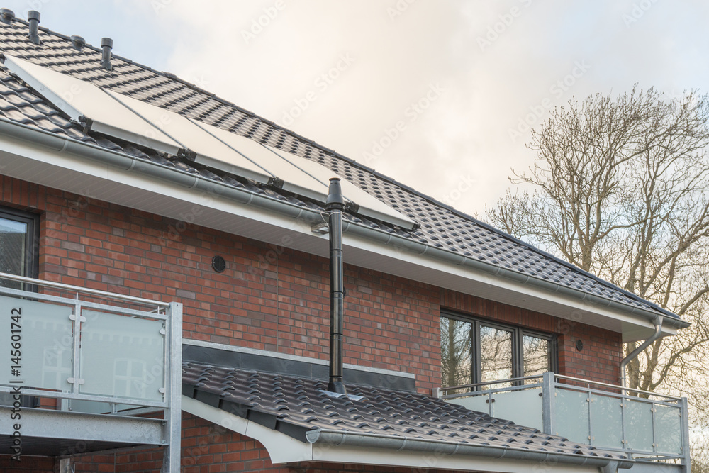 Solarzellen auf dem Dach eines Neubau Hauses
