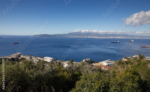 Gibraltar, Blick nach Westen von Upper Rock auf Hafen und Werftanlagen und die Bucht von Gibraltar, die Strasse von Gibraltar (links) und die Stadt Algeciras (Spanien),