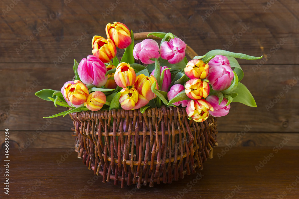 Obraz premium tulips in a basket
