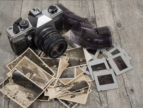 alter analoger fotoapparat mit bildern, filmrolle und dias