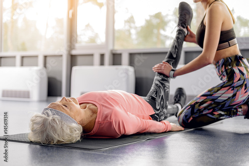Εκτύπωση καμβά Serene retiree making exercises in weight room