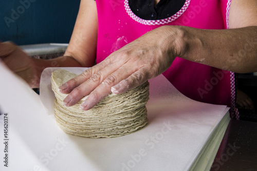 manos con tortillas
