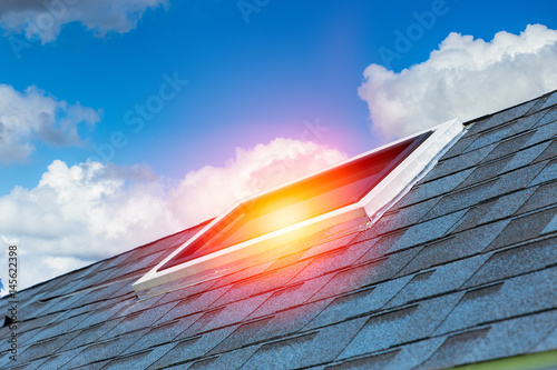 Foto House sun roof to save energy design architecture.