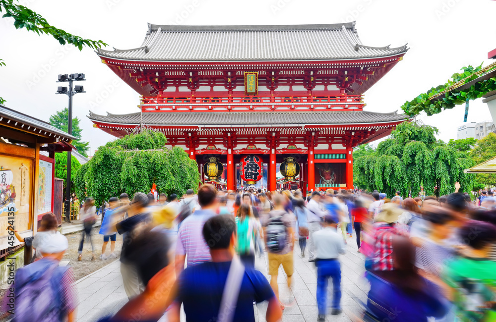Fototapeta premium View of the Senso-ji temple in Tokyo with lots of visitors passing through.