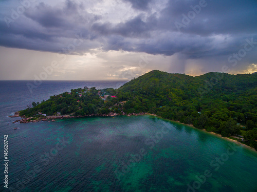 Luftaufnahme: Gewitter über Praslin, Seychellen photo