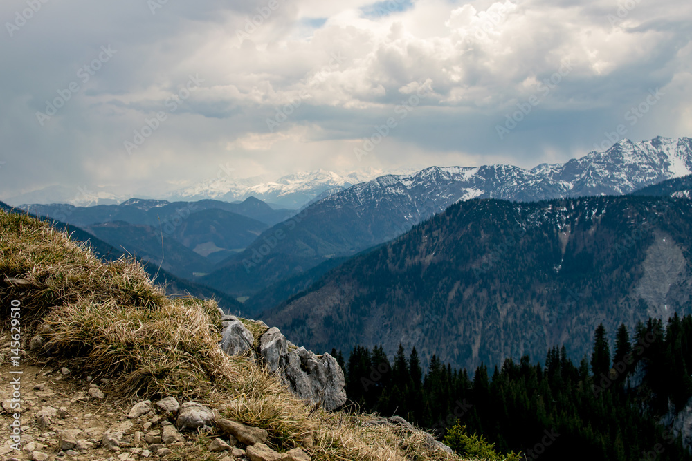 Ausblick auf die Alpen aufgenommen auf einem Wanderweg Ausblick auf die Alpen aufgenommen auf einem Wanderweg