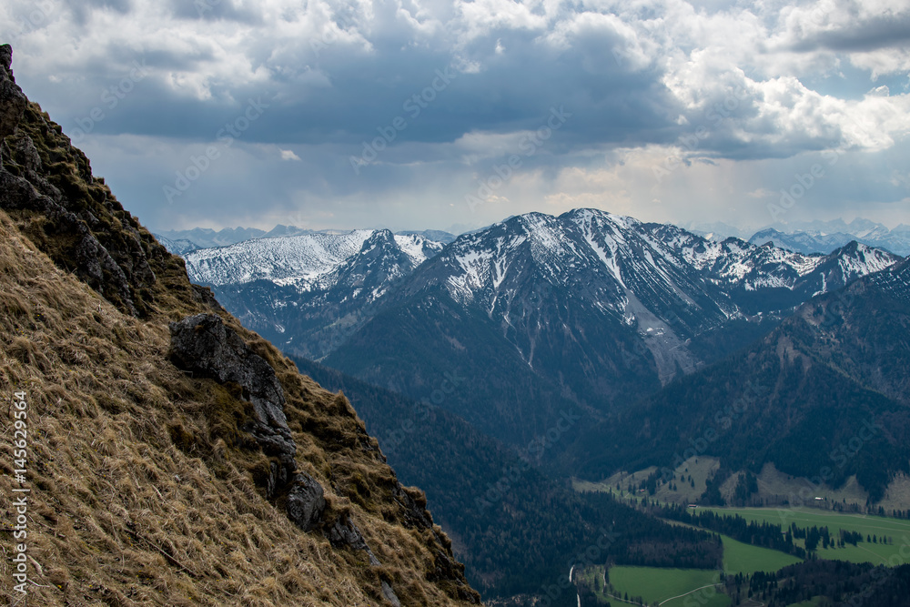 Blick auf die Alpen und in das Tal bei bewölktem Wetter