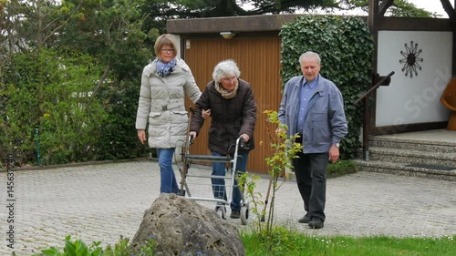 Betreuerin beim Laufen mit Senioren