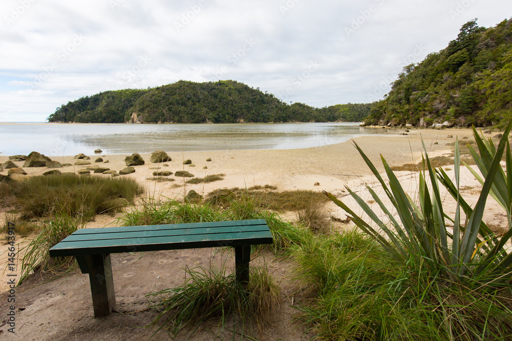Bank am Strand des Abel Tasman National Park Bank am Strand des Abel Tasman National Park