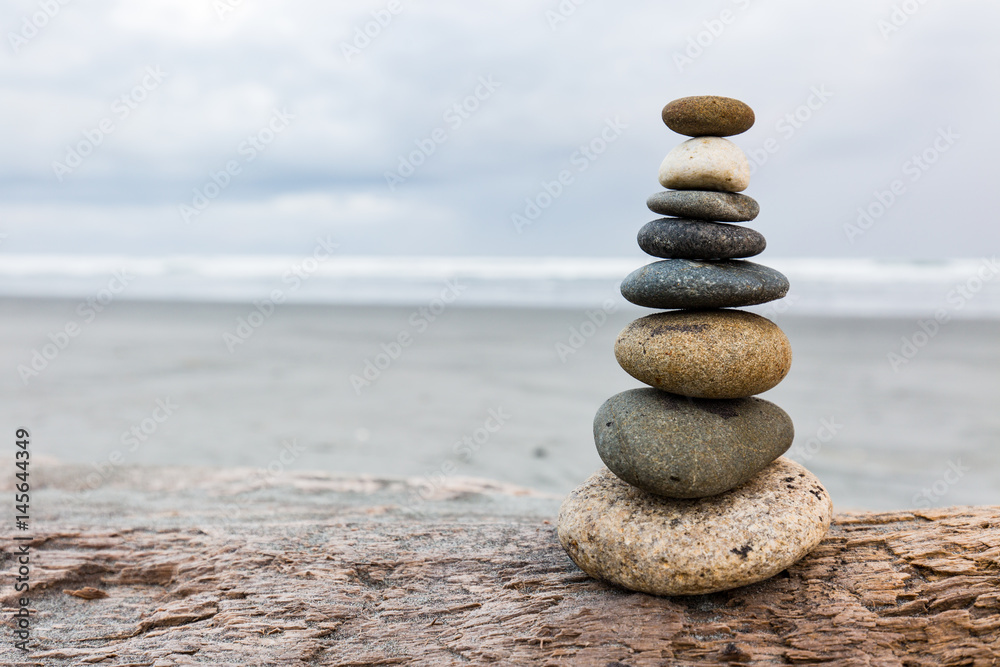 Fototapeta premium Stein Stapel am Strand Ausgleich hoch