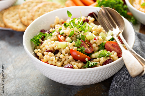 Foto Pearl couscous salad with fresh vegetables