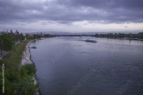 Der Rhein bei Mainz an einem bewölkten Morgen