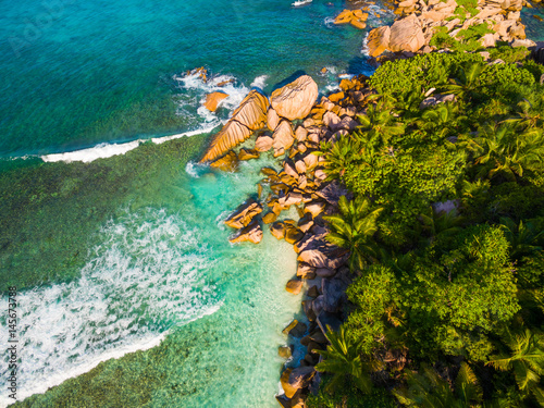 Luftaufnahme  Granitfelsen an der K  ste von La Digue  Seychellen
