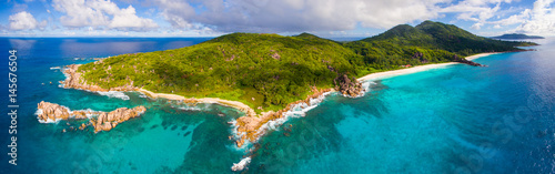 Panorama: Luftaufnahme von La Digue, Seychellen, und seiner Grand Anse