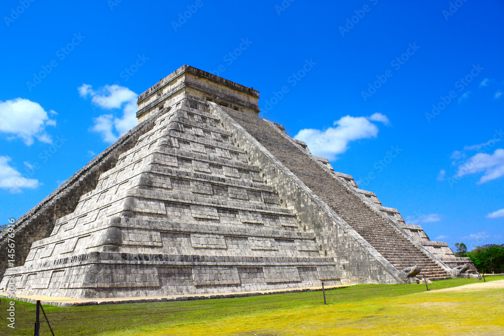 Ancient Mayan pyramid (Kukulcan Temple), Chichen Itza, Yucatan, Mexico