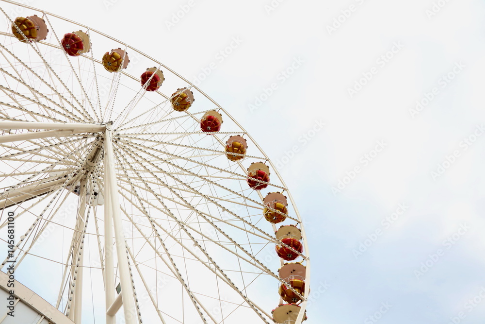 Ein Bild mit einem  Riesenrad 