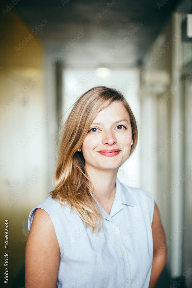 Business-Portrait von blonder, lächelnder Frau Business-Portrait von blonder, lächelnder Frau