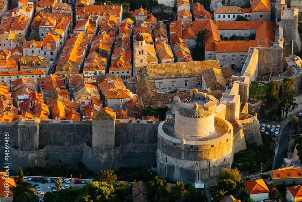 Φωτογραφία View from the top of the mountain of Srdj to Minceta Tower in the old part of the city in Dubrovnik, Croatia
