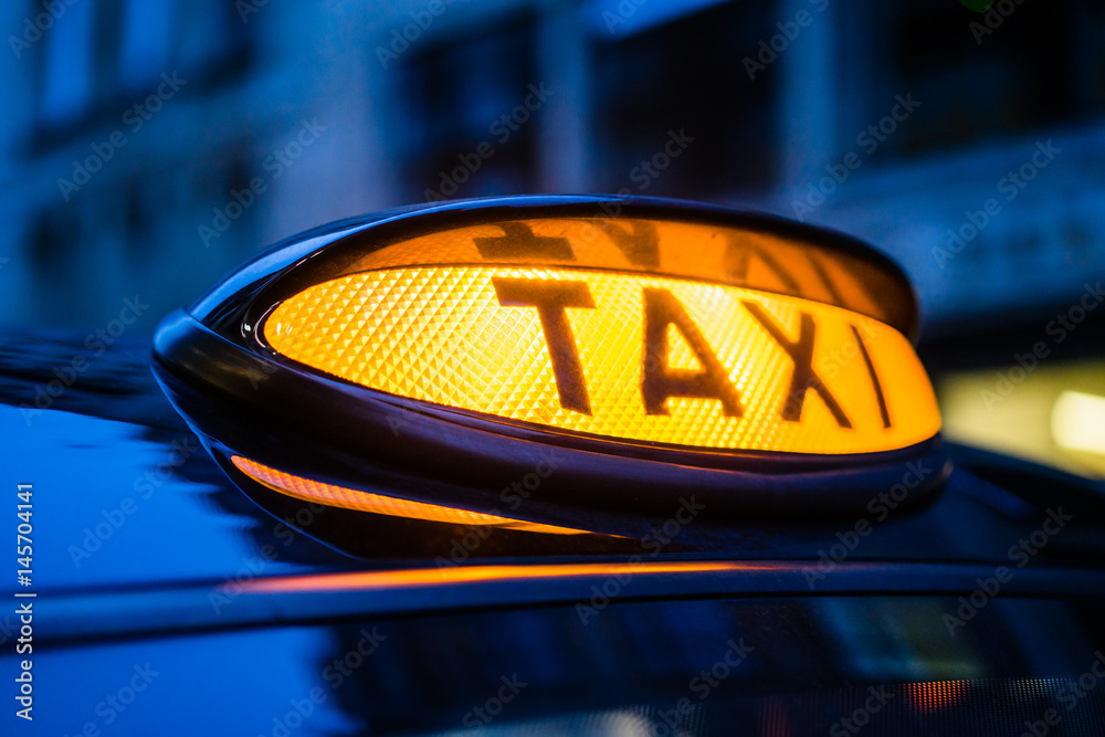 Obraz premium An illuminated taxi sign
