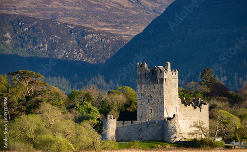 Photography Ross castle in killarney national park in the evening sunlight