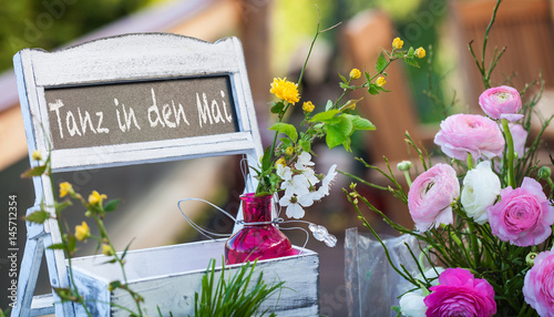 Tanz in den Mai, Tafel mit Dekoration im Frühling
