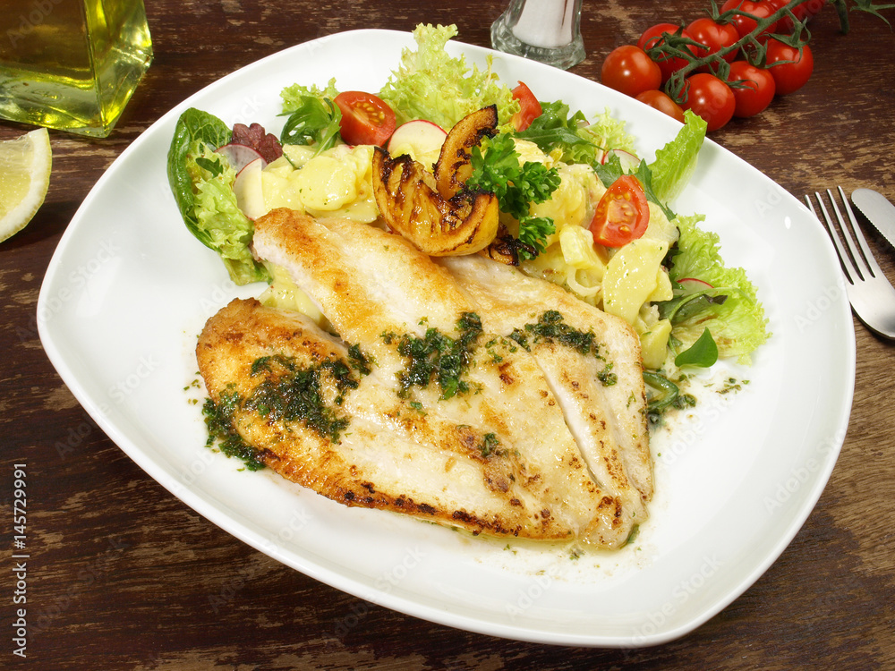 Fischfilet in Butter gebraten mit Kartoffelsalat Fischfilet in Butter gebraten mit Kartoffelsalat