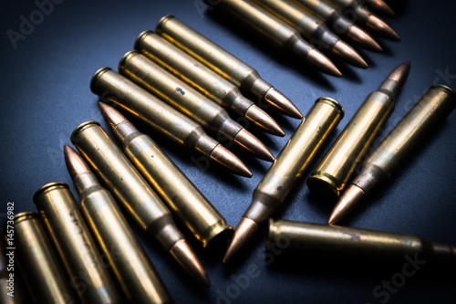 Canvastavla 5.56  rounds on black background