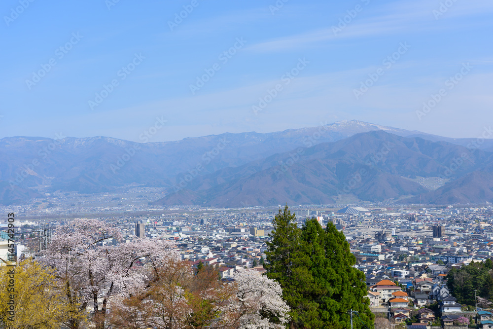 Obraz premium 長野 桜と町並み 善光寺雲上殿からの眺め