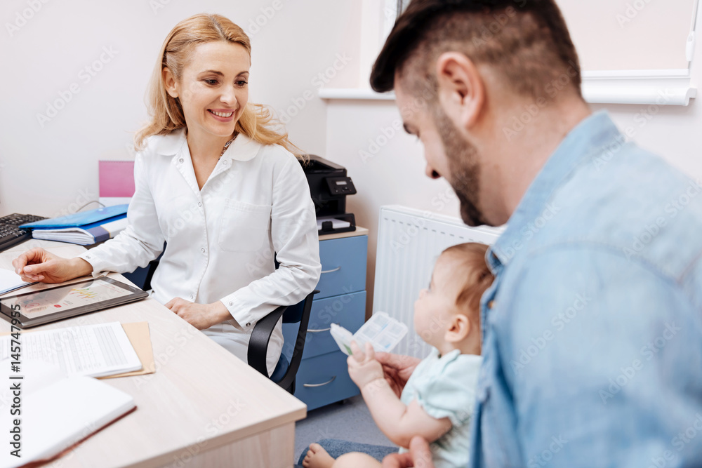 Obraz premium Smiling nurse having good results